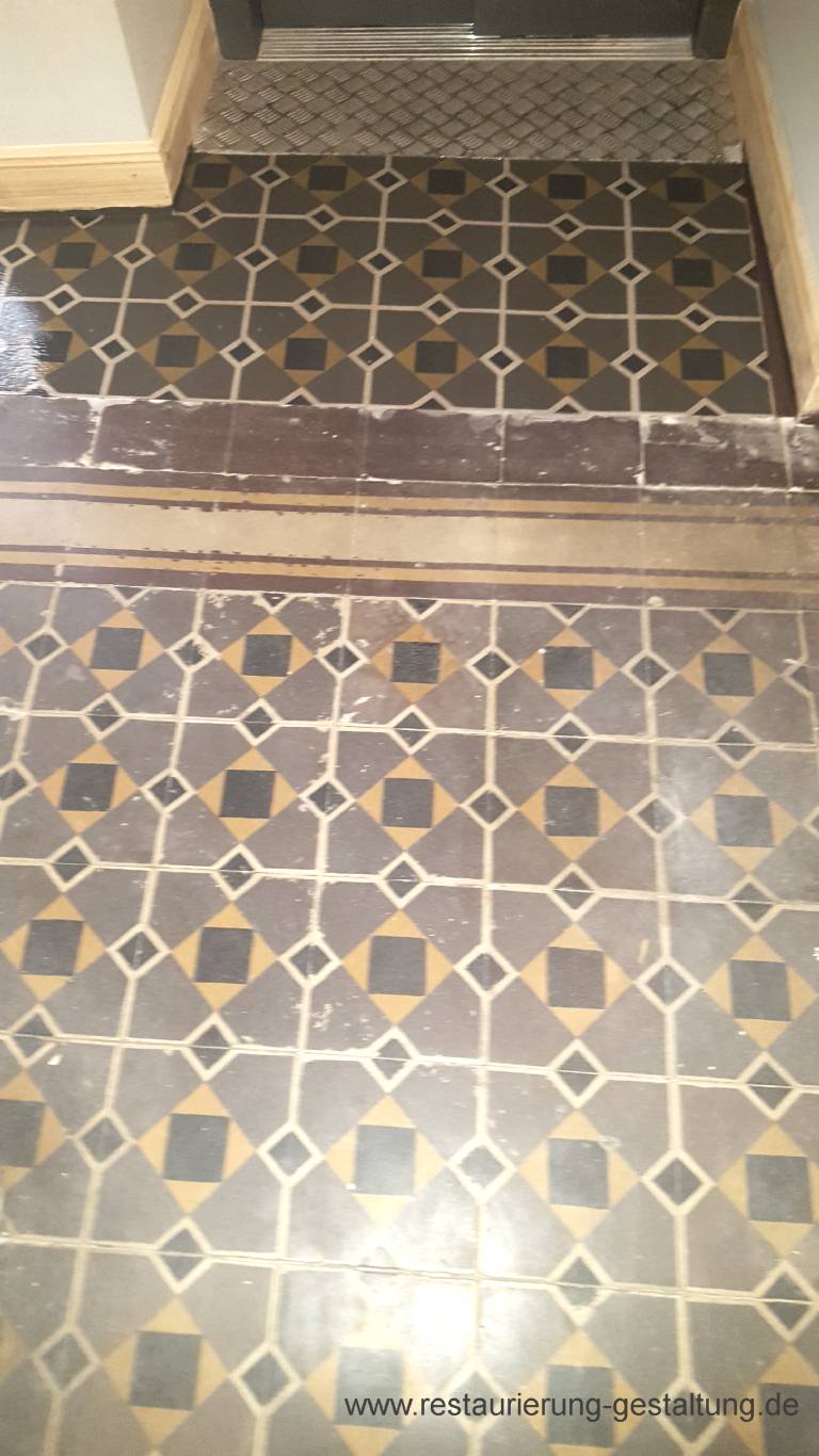 Restaurator für Gründerzeitliche Malerei N. Schimpf hat eine Fliesenmalerei im historischen Stil am Fußboden angebracht.